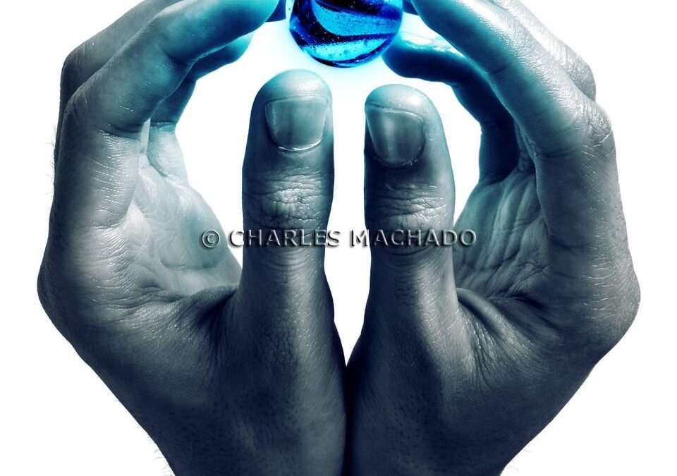 Fotografia criativa – Blue ball in hands